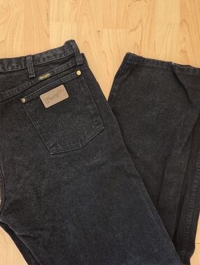 Wrangler Men's Washed Charcoal Relaxed Jeans, 38 X 32, Euc